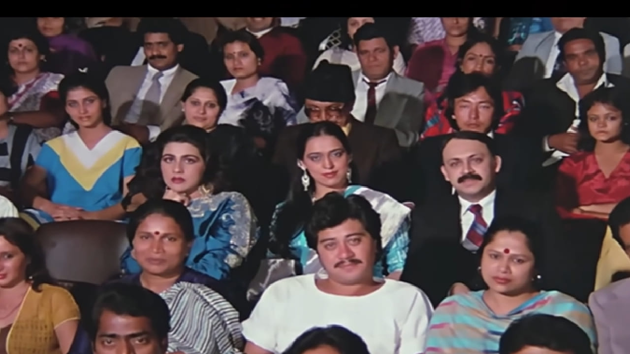 विशेष म्हणजे, हे अजरामर गाणं गाण्यासाठी गझलसम्राट पंकज उधास सुरुवातीला तयार नव्हते. या गाण्यातील विरह आणि भावनांना आपण न्याय देऊ शकू का, अशी शंका त्यांना होती. मात्र दिग्दर्शक महेश भट्ट यांनी त्यांना समजावले की, परदेशात आपल्या कार्यक्रमाला आलेल्या भारतीयांसमोर हे गाणं गात असल्याची भावना मनात ठेवून गायचे.