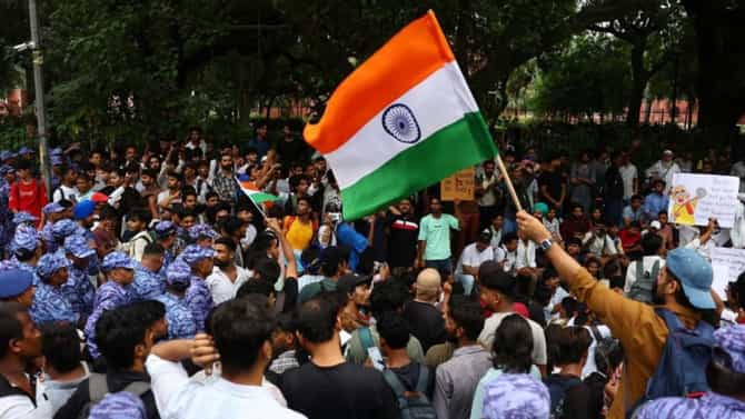 जंतर मंतरवरून जायचे की नाही अडीच तासात फैसला, दिल्लीत घडामोडींना वेग..