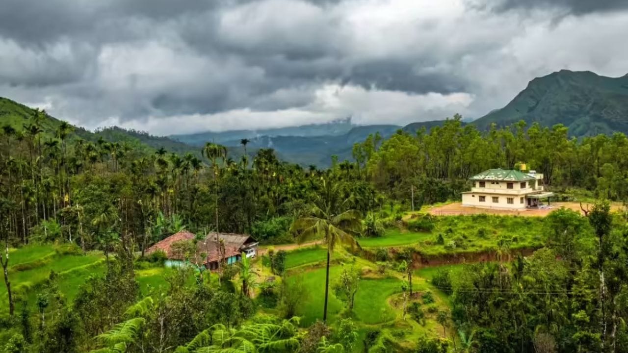 कर्नाटकातील Coorg येथील कॉफीच्या बागा आणि धबधबे पाहण्यासाठी लोक देशभरातून जात असतात.