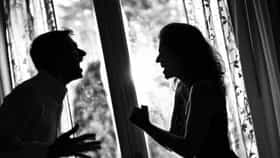 भयानक! भांडणाचं कारण क्षुल्लक होतं, बायकोने मोबाईल फेकून मारला अन्....
