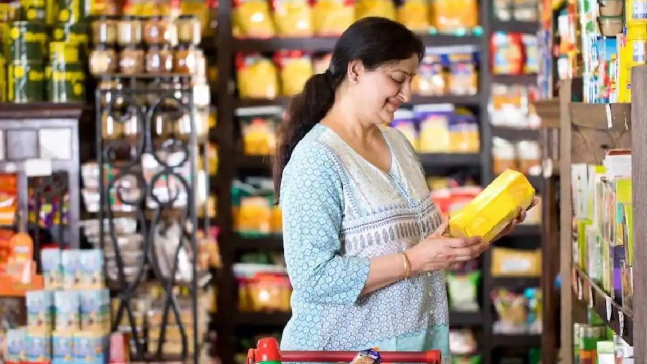 सर्वसामान्य नागरिकांसाठी परवडणाऱ्या दरात घरगुती वस्तू उपलब्ध करून देणारे डी-मार्ट हे खरेदीसाठी पसंतीचे ठिकाण बनले असून, तेथे वस्तूंवर विशेष सवलती देखील जाहीर करण्यात येतात.