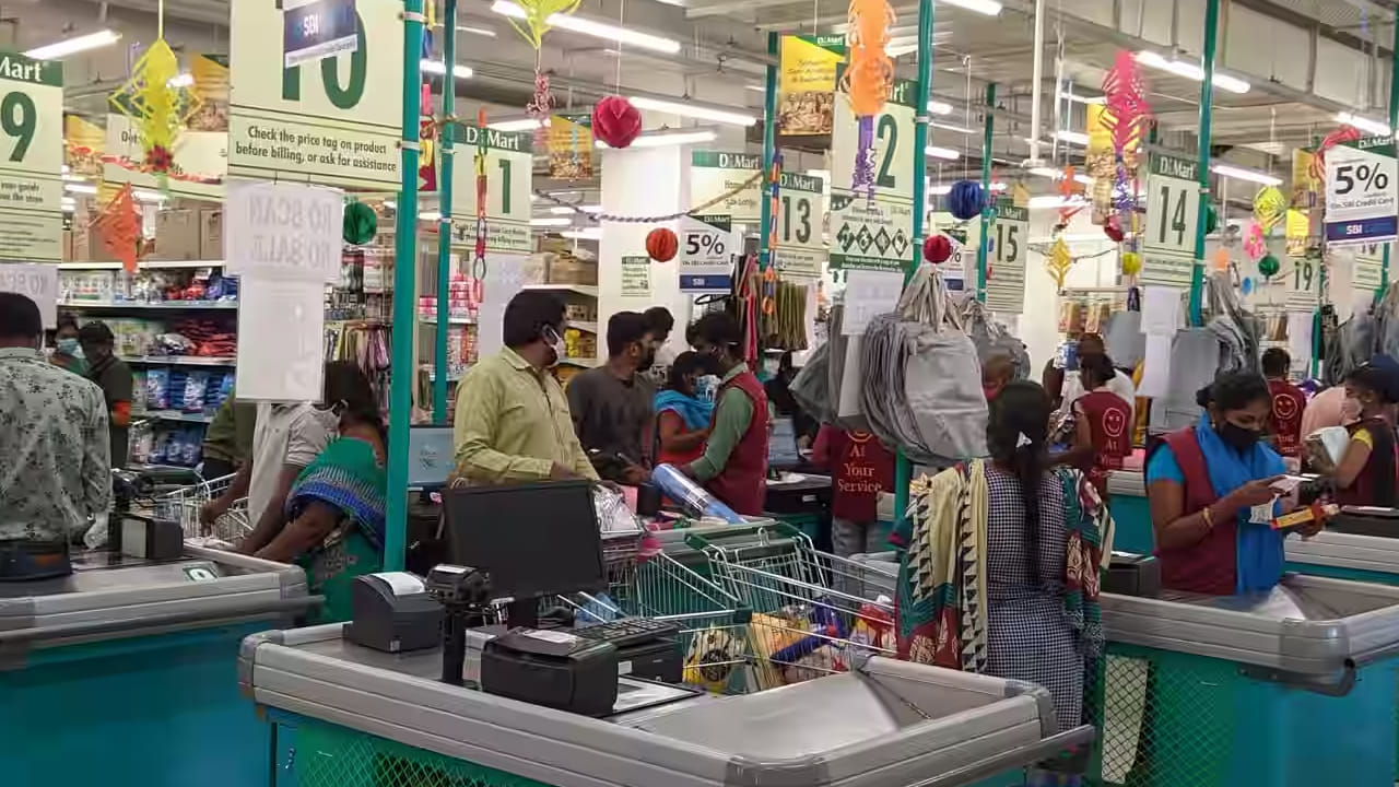 म्हणूनच, पुढील वेळी डी-मार्टमध्ये खरेदी केल्यानंतर सुरक्षा रक्षक तुमचे बिल तपासत असल्यास, त्यामागील उद्देश तुमच्या खरेदीची आणि घेतलेल्या कॅरी बॅगांची पडताळणी करणे हा असतो. ही प्रक्रिया नियमित आणि सुरक्षित खरेदी व्यवस्थेचा एक महत्त्वाचा भाग मानली जाते.