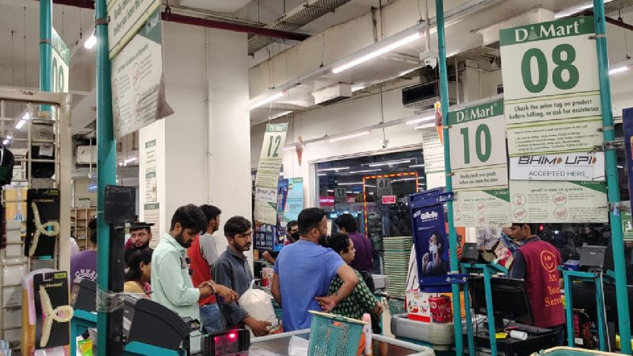 यामागचे कारण अत्यंत सोपे आहे. ग्राहकाने खरेदीदरम्यान डी-मार्टमधून किती बॅग किंवा शॉपिंग बॅग घेतल्या आहेत याची नोंद कॅशिअर बिलावर करतो. बिलावरील ही नोंद पुढील तपासणीसाठी महत्त्वाची ठरते.
