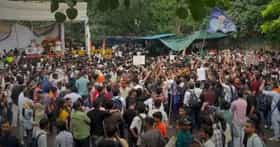 दिल्लीच्या जंतरमंतरवर राडा; दगडफेकीनंतर पोलिसांचा आंदोलकांवर लाठीचार्ज.