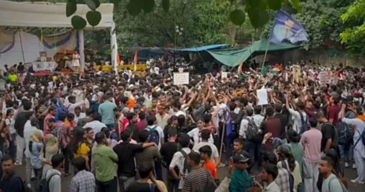 दिल्लीच्या जंतरमंतरवर पुन्हा गोंधळ; दगडफेकीनंतर पोलिसांकडून आंदोलकांवर लाठीचार्ज, अश्रूधुराच्या नळकांड्याही फोडल्या दिल्लीच्या जंतरमंतरवर पुन्हा गोंधळ; दगडफेकीनंतर पोलिसांकडून आंदोलकांवर लाठीचार्ज, अश्रूधुराच्या नळकांड्याही फोडल्या