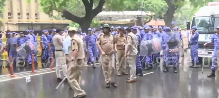 याच पोलिसाने आंदोलकाला लाथांनी मारल्याचेही दिसत आहे. आंदोलकांना पांगवण्यासाठी अश्रूधुराच्या नळकांड्या फोडण्यात आल्या आहेत. एकीकडे आंदोलक संसद भवनाकडे मार्गक्रमण करत आहेत, तर दुसरीकडे पोलीस आंदोलकांना आडवण्याचा प्रयत्न करत आहेत. त्यामुळे काय होणार, याकडे संपूर्ण देशाचे लक्ष लागले आहे.