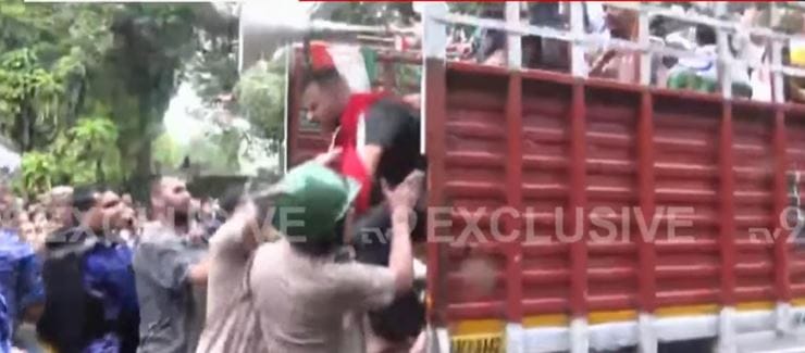 आंदोलनादरम्यान कोणताही अनुचित प्रकार घडू नये यासाठी शेकडो पोलीस तैनात करण्यात आले आहेत. विशेष म्हणजे आंदोलकांवर नियंत्रण मिळवण्याचा प्रयत्नन पोलिसांकडून केला जातोय.