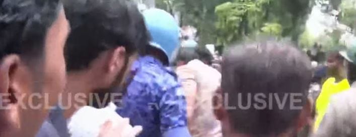 दरम्यान, काही आंदोलकांवर पोलिसांनी धक्काबुक्की केल्याचेही पाहायला मिळत आहे. समोर आलेल्या व्हिडीओनुसार पोलीस आंदोलकांवर लाठीचार्ज करताना दिसत आहेत. एका आंदोलकाला पोलिसांने ट्रकमधून खाली खेचल्याचे दिसत आहे.