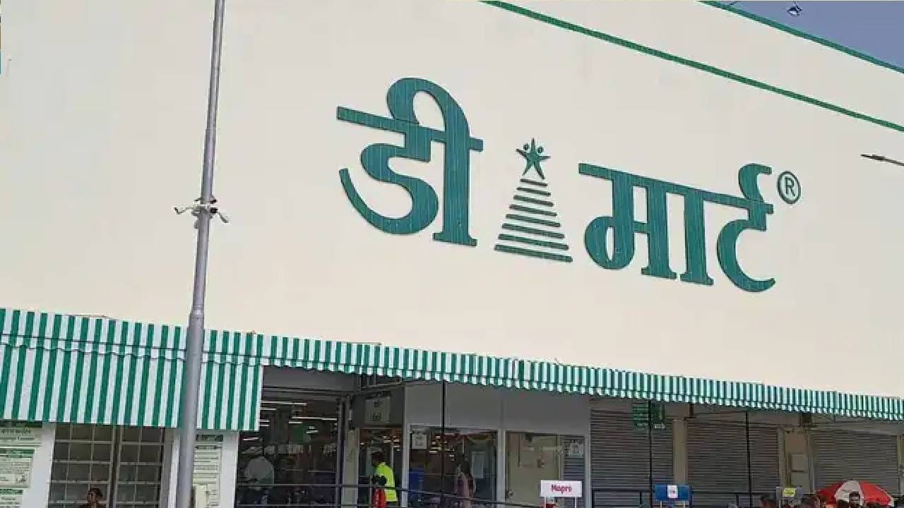 यूट्यूबरने सांगितले की, अशा वेळी मुले हट्ट करतात, “बाबा, फक्त एक आइसक्रीम घ्या ना!” आणि आई-वडील मान्य करतात. हे सामान स्टोअरच्या एंट्री किंवा एक्झिटजवळ ठेवले जाते, जेणेकरून ग्राहकांच्या नजरेला लगेच पडेल. मुले बेचैन असोत किंवा बाहेर पडताना काही घ्यायची इच्छा असो, ही छोटी खरेदी स्टोअरची कमाई वाढवते.