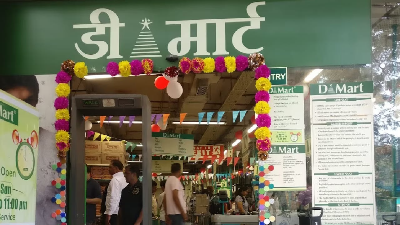 देशात सध्या सर्वसामान्य ग्राहकांसाठी एकाच ठिकाणी घरगुती आणि दररोजच्या वापरातील वस्तू खरेदी करण्याचे साधन म्हणजे डी-मार्ट आहे. अनेकजण सुट्टीच्या दिवशी आठवड्याभरासाठी डी-मार्टमधून खरेदी करतात.