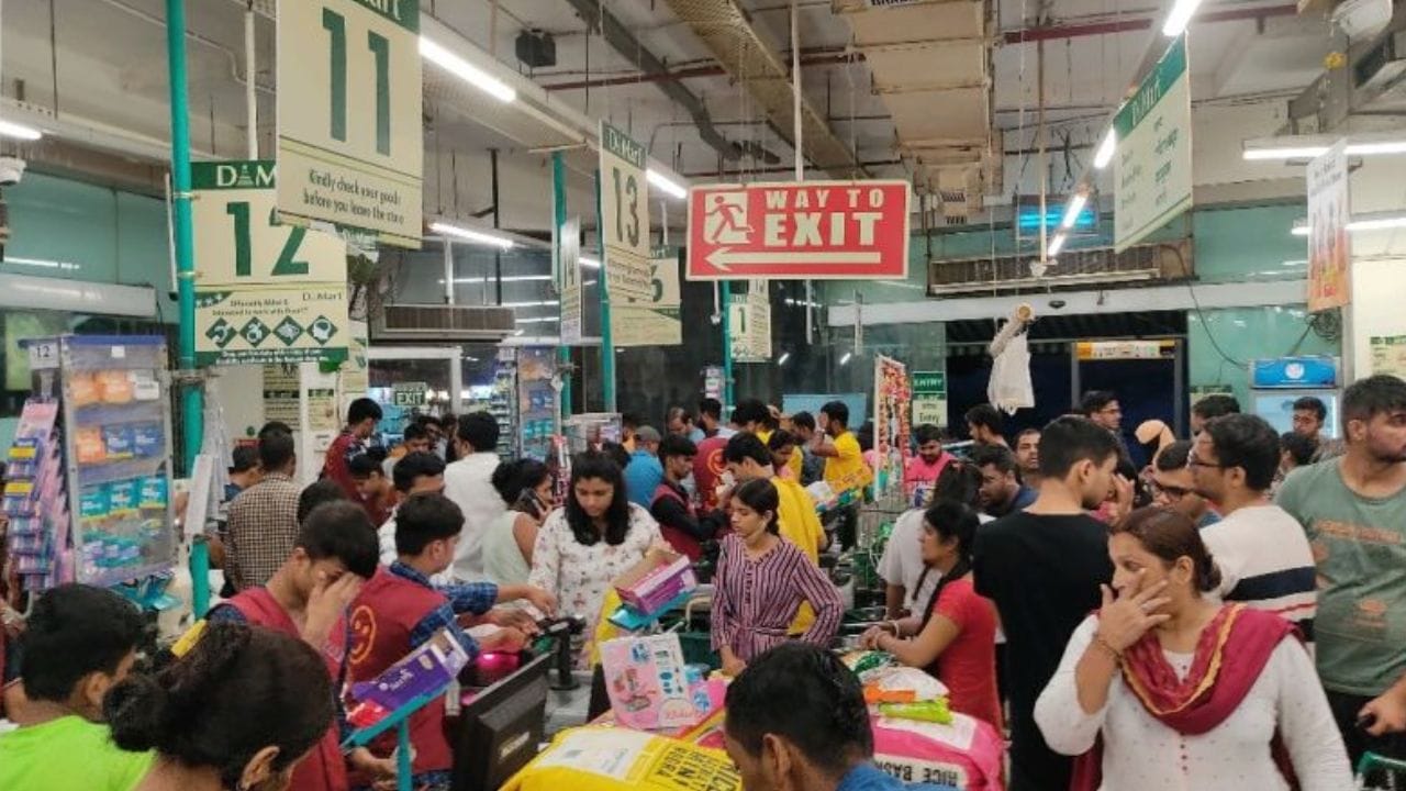त्यामध्येच डीमार्टमध्ये धमाकेदार ऑफर मिळत आहे. ऐन पावसाळ्यात लोकांनी डीमार्टमध्ये खास गोष्ट खरेदी करण्यासाठी मोठी गर्दी केली. मोठी बंपर ऑफर डीमार्टमध्ये मिळतंय.
