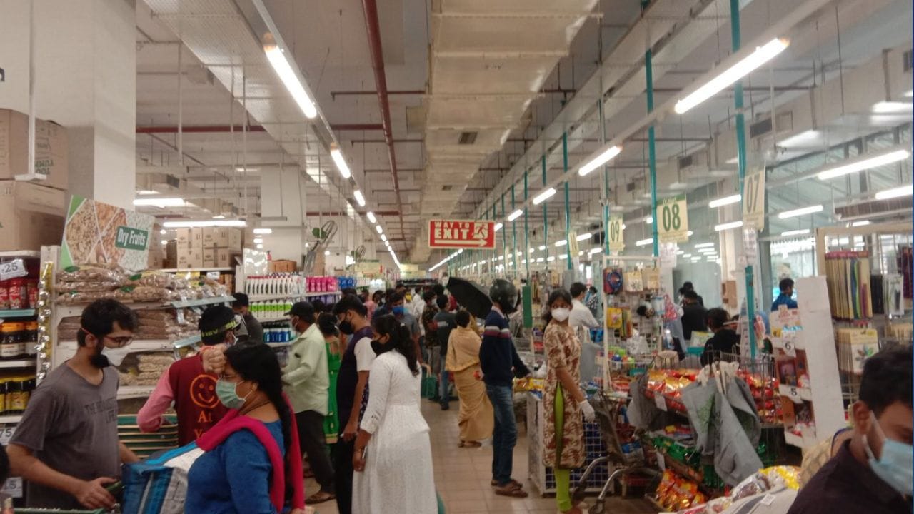 अगदी स्वस्तामध्ये भारी भारी कॉफी कप डिमार्टमध्ये मिळत आहेत. हेच कॉफी कप घेण्यासाठी डीमार्टमध्ये ग्राहकांनी गर्दी केली. इतरही काही वस्तूंवर मोठी सूट ही डिमार्टकडून दिली जातंय.