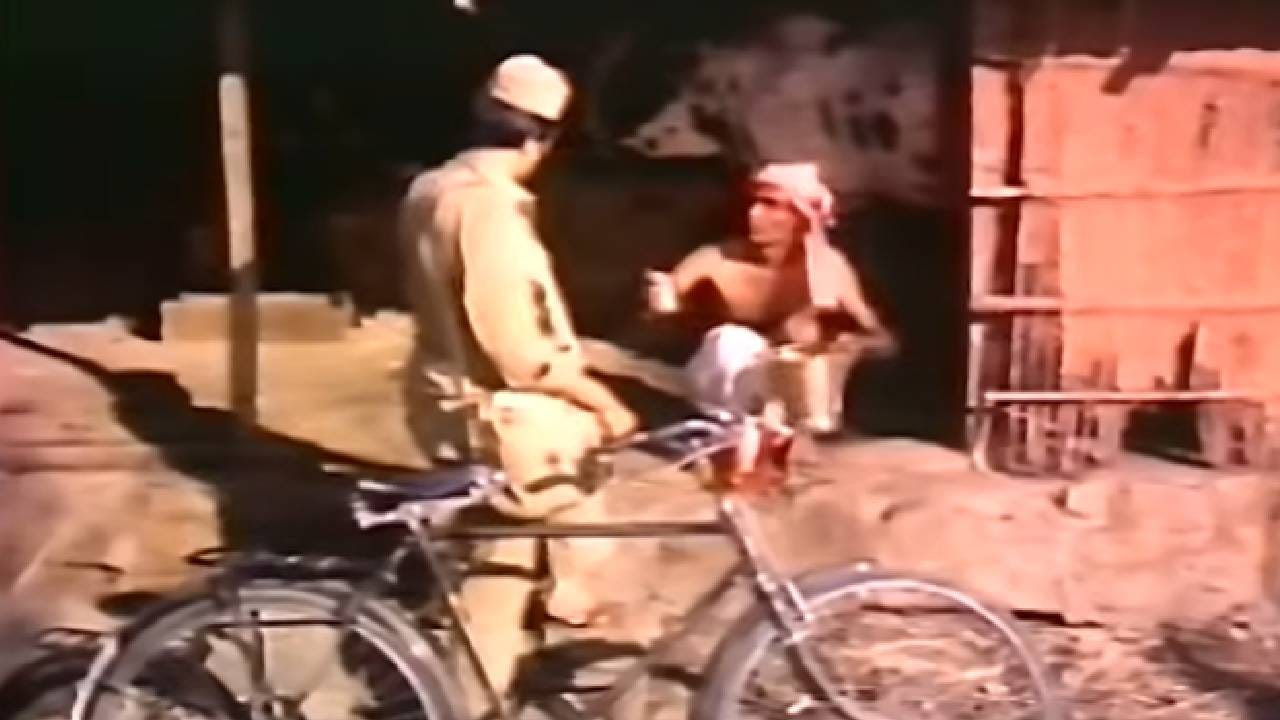 आम्ही ज्या गाण्याविषयी बोलत आहोत ते गाणे आहे ‘डाकिया डाक लाया’ फिल्ममझील ‘पलकों की छांव में’मध्ये. या गाण्याचे बोल गुलजार यांनी लिहिले होते आणि संगीतकार होते लक्ष्मीकांत-प्यारेलाल. या गाण्यात किशोर कुमार यांनी वंदना शास्त्री यांच्यासोबत आवाज दिला आहे.