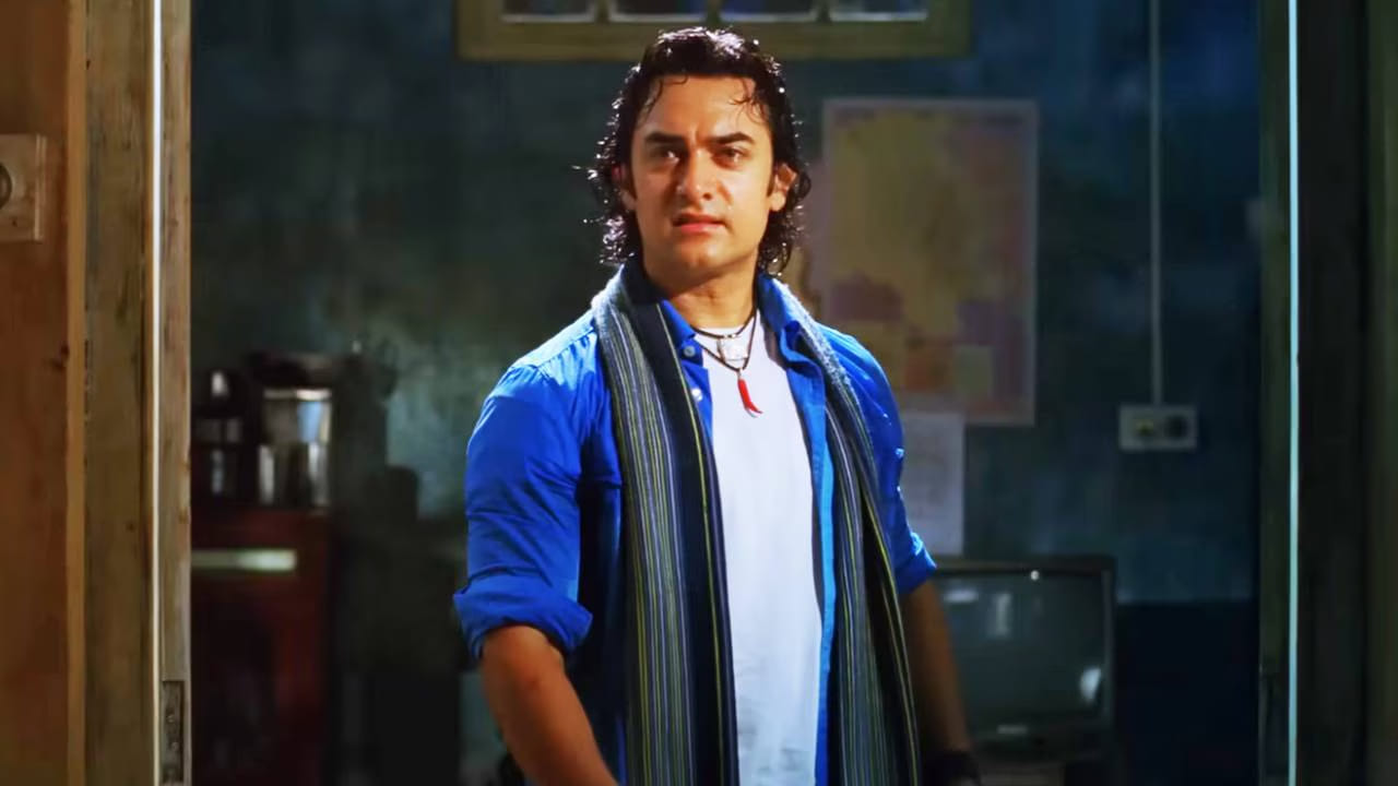 ‘फना’ या चित्रपटाचे दिग्दर्शन कुणाल कोहली यांनी केले होते. आमिर खान आणि काजोल यांच्यासह ऋषी कपूर किरण खेर तब्बू आणि अली हाजी यांनीही महत्त्वाच्या भूमिका साकारल्या होत्या. 
