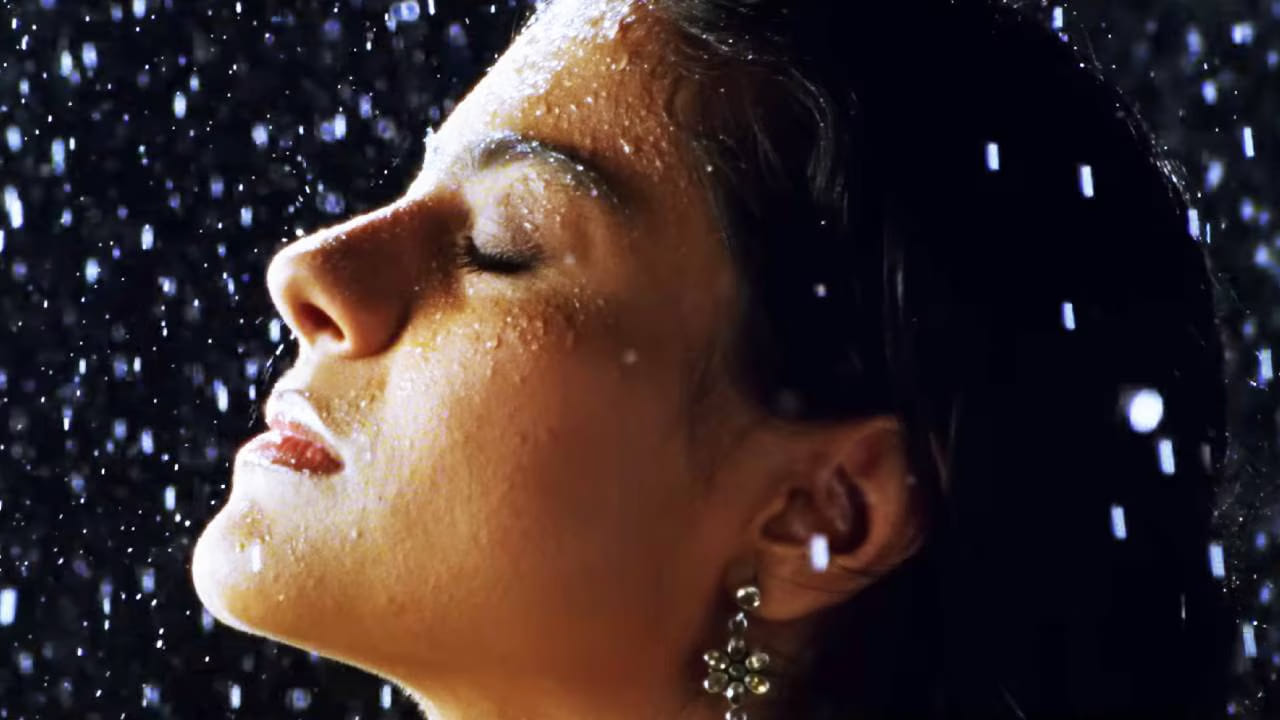सुमारे 30 कोटी रुपयांच्या बजेटमध्ये तयार झालेला हा चित्रपट 26 मे 2006 रोजी प्रदर्शित झाला. बॉक्स ऑफिसवर 100 कोटी रुपयांहून अधिक कमाई करत तो त्या वर्षातील सर्वाधिक यशस्वी चित्रपटांपैकी एक ठरला.