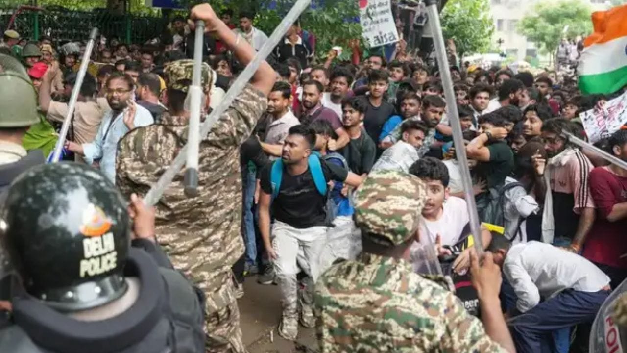 आरोपींच्या नावांचा उल्लेखच नाही, दिल्लीतील आंदोलकांवरील 10 गुन्हे किती गंभीर? आरोपींच्या नावांचा उल्लेखच नाही, दिल्लीतील आंदोलकांवरील 10 गुन्हे किती गंभीर?
