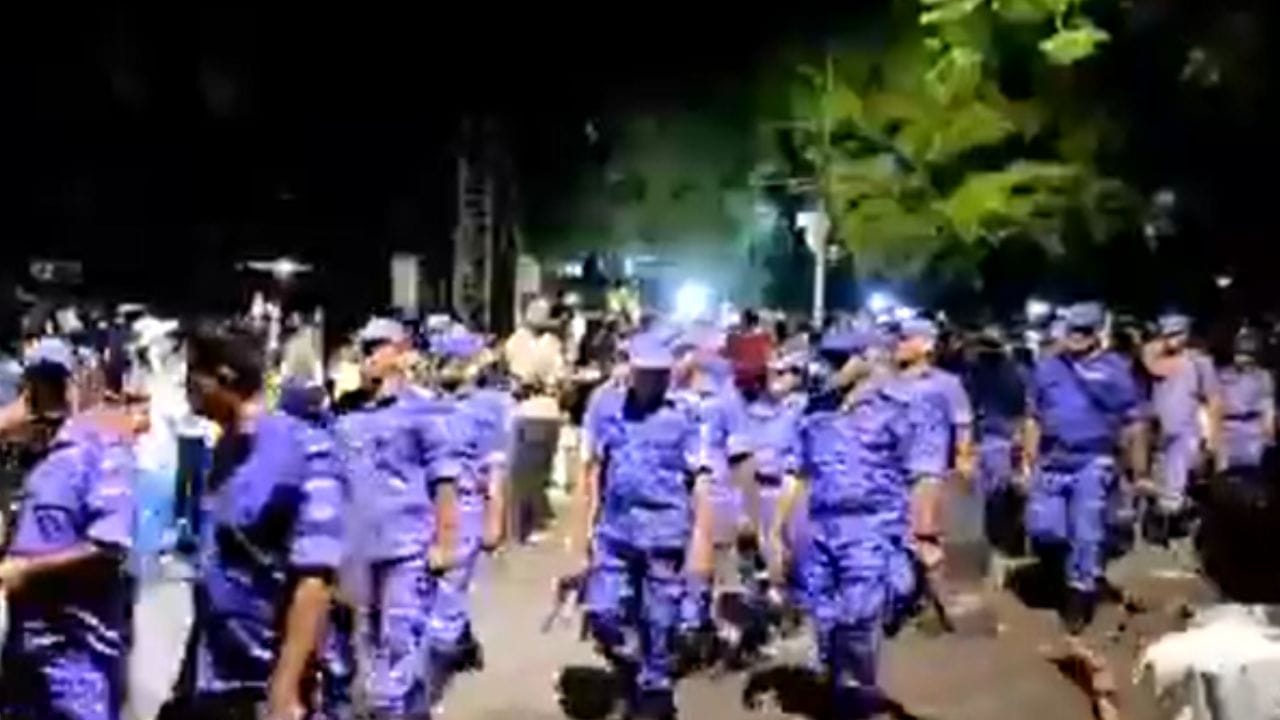 CJP protest : विद्यार्थ्यांवर लाठीचार्ज, पोलिसांवर कारवाईची मागणी, याचिकेवर सुनावणी, हाय कोर्टातूत आता मोठा आदेश CJP protest : विद्यार्थ्यांवर लाठीचार्ज, पोलिसांवर कारवाईची मागणी, याचिकेवर सुनावणी, हाय कोर्टातूत आता मोठा आदेश