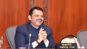 मुख्यमंत्रीपदाच्या कार्यकाळात फडणवीस यांनी शरद पवारांना टाकलं मागे.