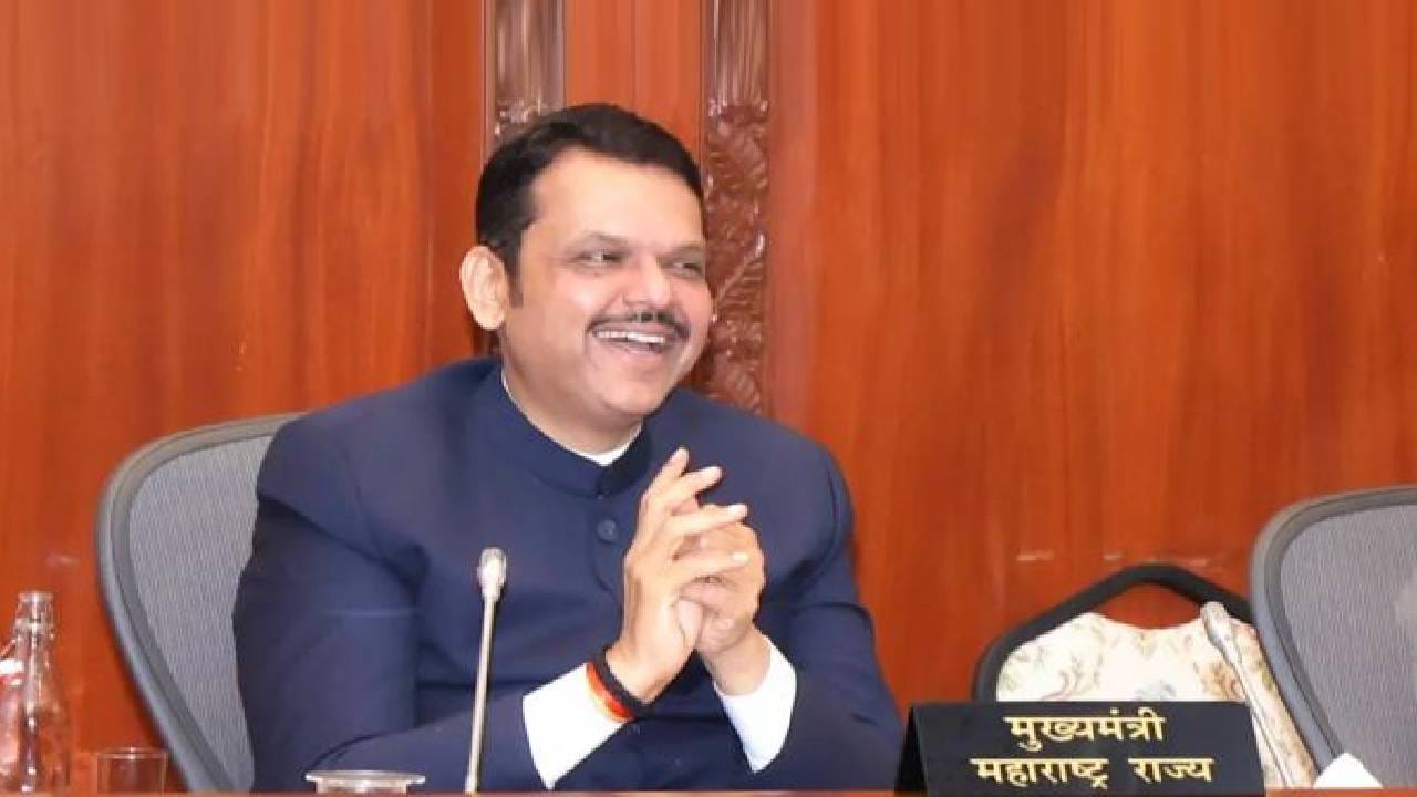 मुख्यमंत्रीपदाच्या कार्यकाळात देवेंद्र फडणवीस तिसऱ्या स्थानी; शरद पवार यांना टाकलं मागे मुख्यमंत्रीपदाच्या कार्यकाळात देवेंद्र फडणवीस तिसऱ्या स्थानी; शरद पवार यांना टाकलं मागे