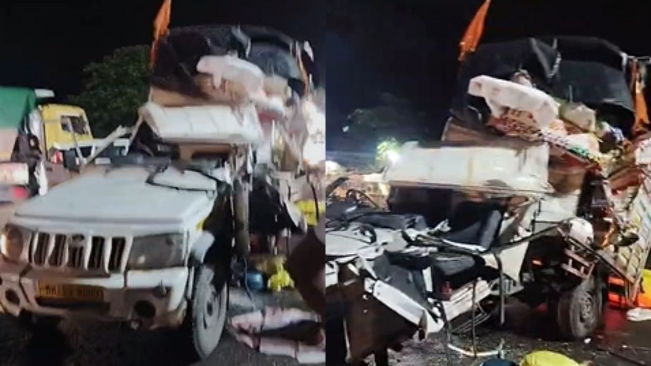 भीषण अपघाताने महाराष्ट्र हादरला! देवदर्शनाहून परतणाऱ्या पिकअपला कंटेनरची धडक, 2 जण ठार भीषण अपघाताने महाराष्ट्र हादरला! देवदर्शनाहून परतणाऱ्या पिकअपला कंटेनरची धडक, 2 जण ठार