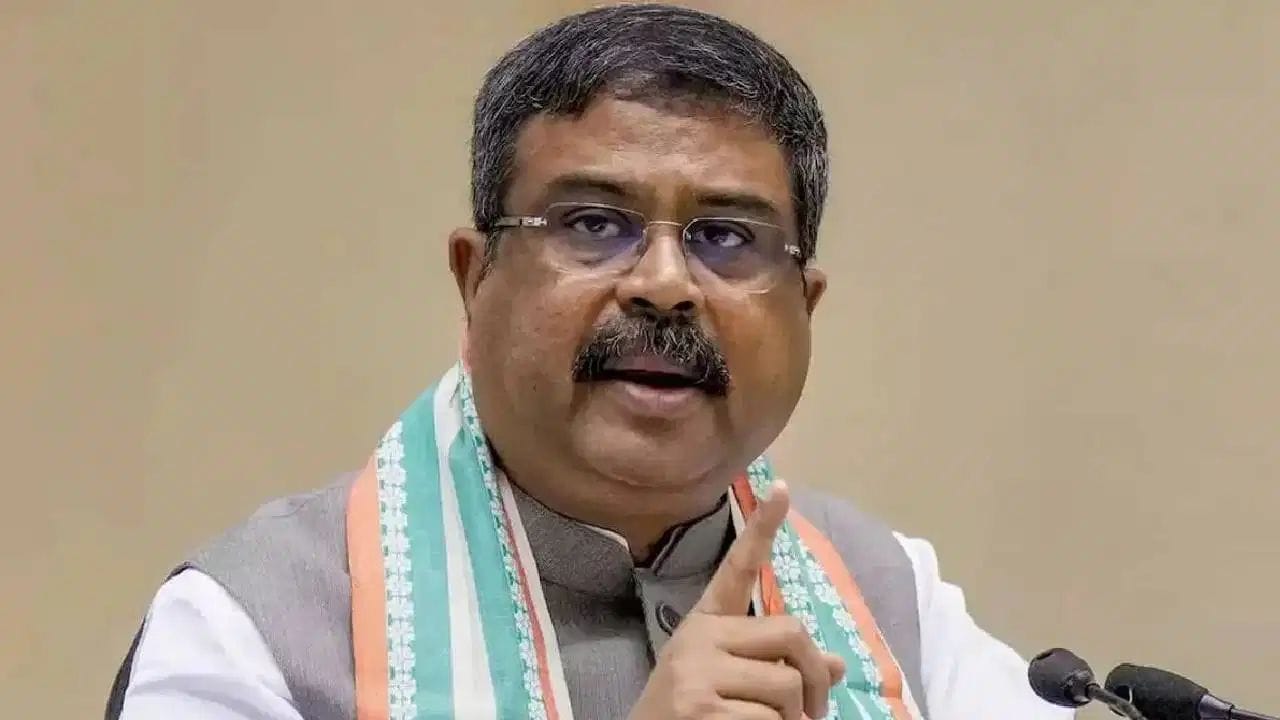 मोदींनी धर्मेंद्र प्रधान यांचा राजीनामा न घेण्यामागचं ओडिशा कनेक्शन? वाचा इन्साईड स्टोरी मोदींनी धर्मेंद्र प्रधान यांचा राजीनामा न घेण्यामागचं ओडिशा कनेक्शन? वाचा इन्साईड स्टोरी