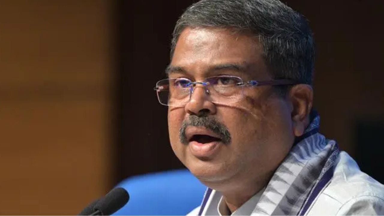 धर्मेंद्र प्रधान यांच्या राजीनाम्यानंतर तब्बल 3 शिक्षण मंत्र्यांच्या राजीनाम्याची मागणी, मोठा गदारोळ, थेट.. धर्मेंद्र प्रधान यांच्या राजीनाम्यानंतर तब्बल 3 शिक्षण मंत्र्यांच्या राजीनाम्याची मागणी, मोठा गदारोळ, थेट..
