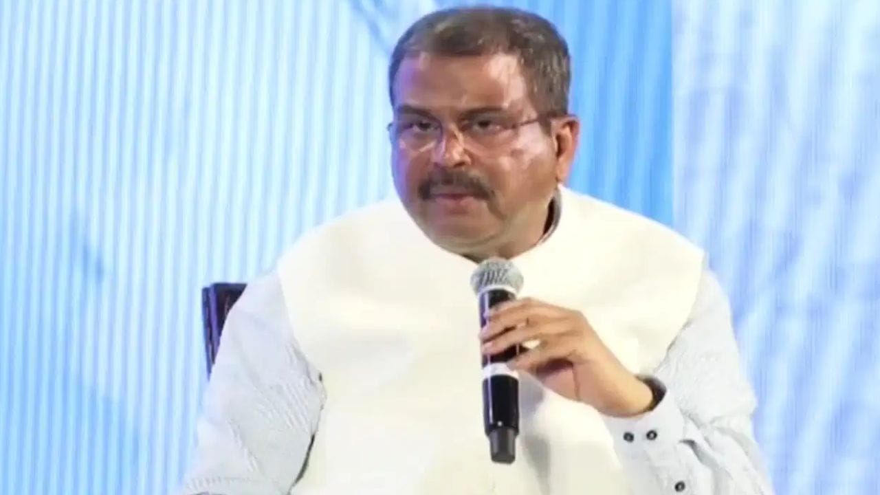 धर्मेंद्र प्रधान यांनी राजीनामा देताच भाजपच्या ज्येष्ठ नेत्याने घेतला समाचार, म्हणाले, हे आधीच… धर्मेंद्र प्रधान यांनी राजीनामा देताच भाजपच्या ज्येष्ठ नेत्याने घेतला समाचार, म्हणाले, हे आधीच…