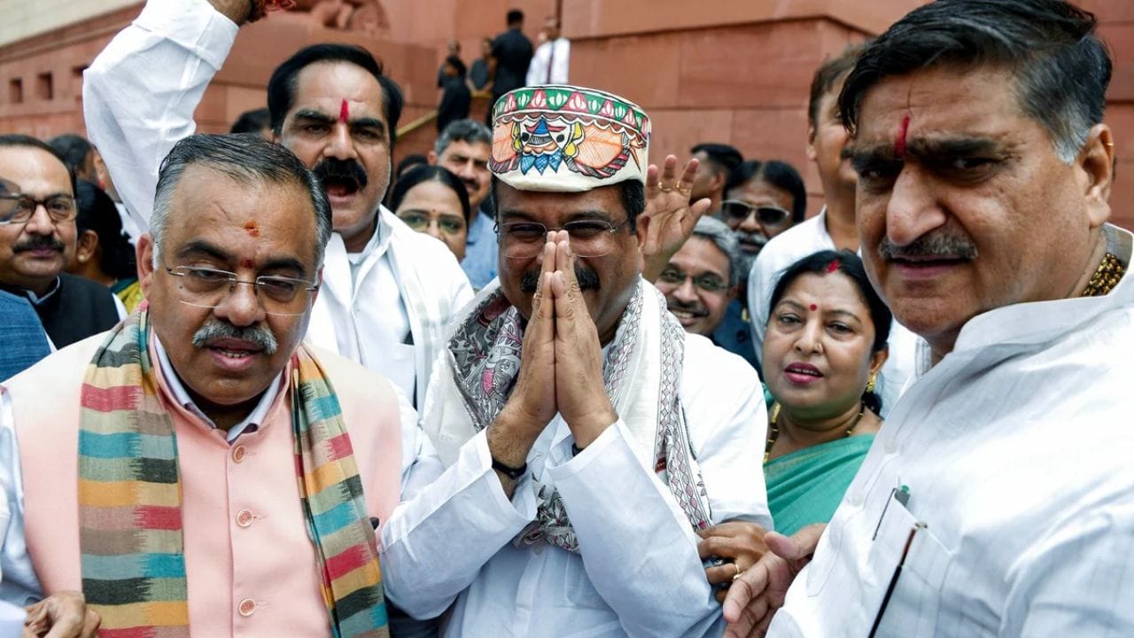 “मी रस्त्यावर संघर्ष करणारा नेता…”; राजीनाम्यानंतर संसदेत पोहोचलेल्या धर्मेंद्र प्रधान यांचा जयराम रमेश यांना सडेतोड टोला!