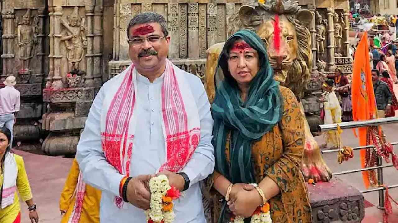 या संपत्तीचं मूल्य वेळेबरोबर वाढलं आहे. त्यांच्या एकूण संपत्तीचा हा महत्वपूर्ण हिस्सा आहे. निवडणूक आयोगाकडे दिलेल्या माहितीनुसार, सर्व संपत्तीचं विवरण निर्धारित नियमानुसार जाहीर केलं आहे. 
