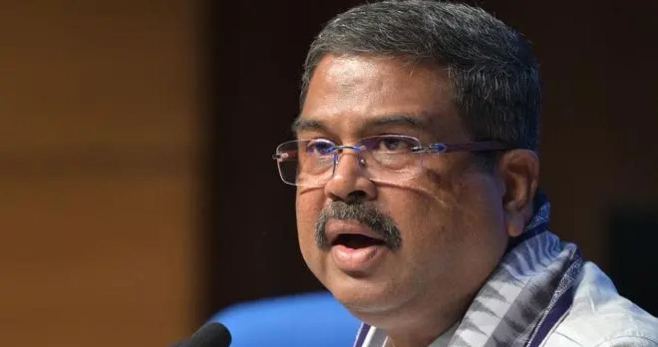 Dharmendra pradhan resign : धर्मेंद्र प्रधानांनी 2 वेळा राजीनामा दिला, तरीही स्वीकारला नव्हता; आंदोलनाच्या शेवटच्या काही दिवसांत नेमकं काय घडलं? Dharmendra pradhan resign : धर्मेंद्र प्रधानांनी 2 वेळा राजीनामा दिला, तरीही स्वीकारला नव्हता; आंदोलनाच्या शेवटच्या काही दिवसांत नेमकं काय घडलं?