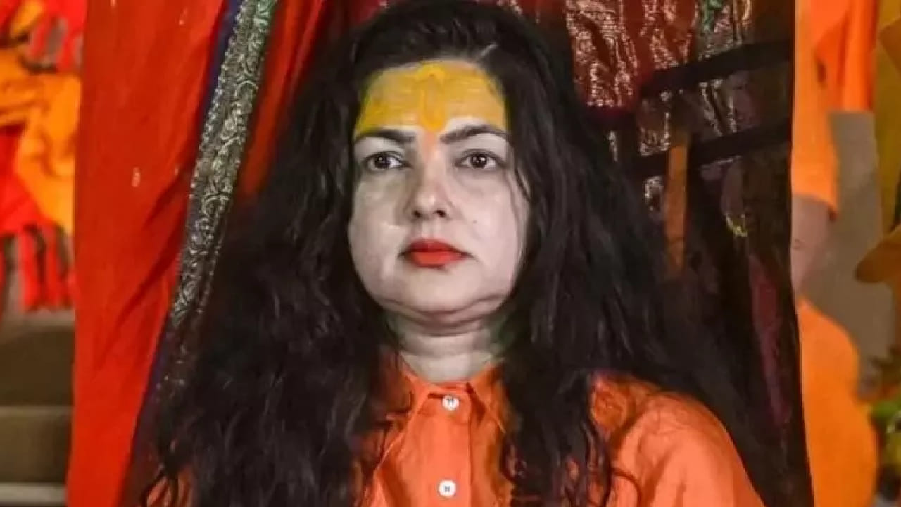अभिनेत्री ते साध्वी असा प्रवास केलेल्या ममता कुलकर्णी यांनी नाशिक कुंभ मेळा आणि NEET पेपर लीक प्रकरणावर महत्त्वपूर्ण भूमिका मांडली आहे. महिला आखाड्यांना नाशिक कुंभमध्ये स्थान न देण्याच्या निर्णयावर त्यांनी तीव्र नाराजी व्यक्त करत तो 'मूर्खपणाचा निर्णय' असल्याचे म्हटले. तसेच, त्या स्वतः नाशिक कुंभ मेळ्यात पवित्र स्नानासाठी जाणार असल्याचेही त्यांनी स्पष्ट केले.