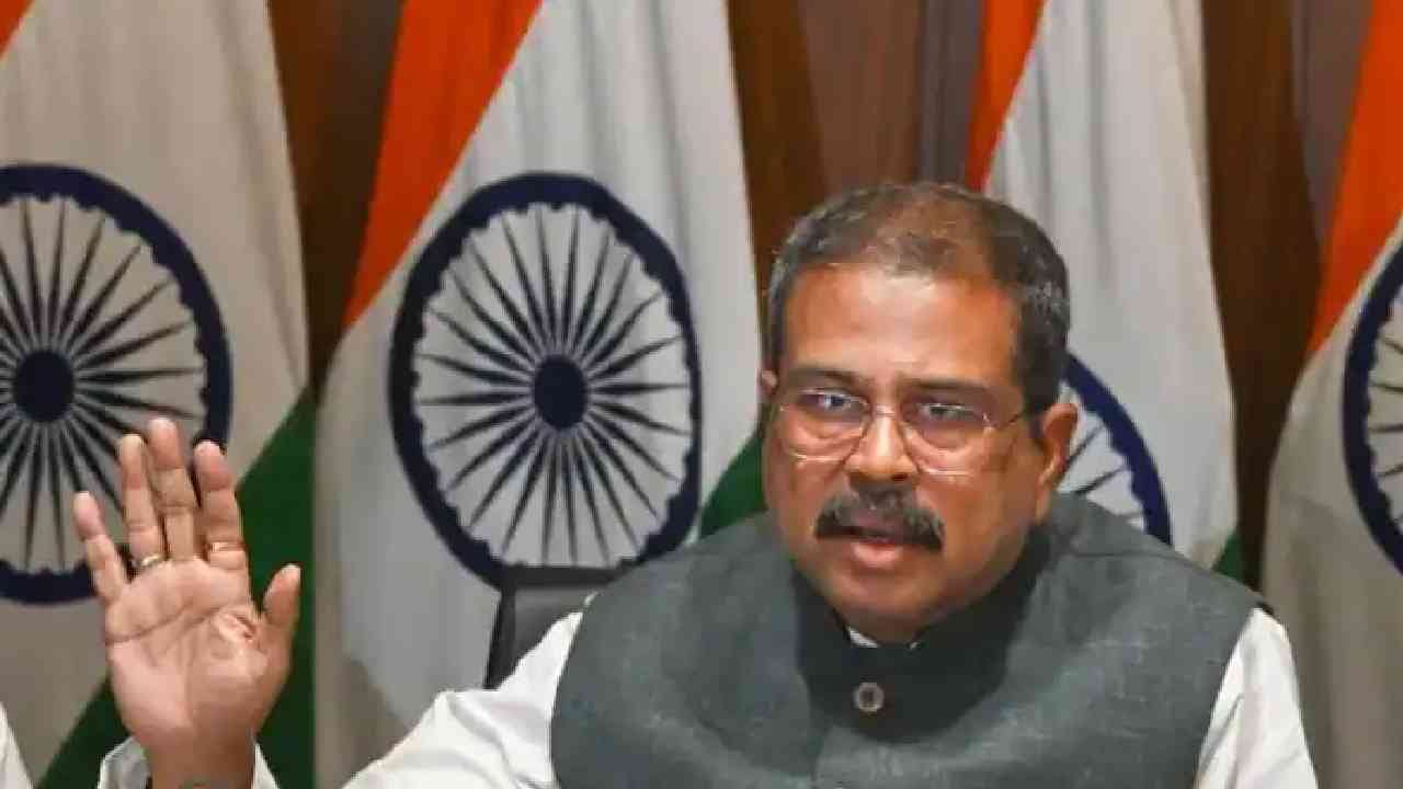 या संपत्तीमध्ये रोख रक्कम, बँक खात्यातील जमा पैसा, गुंतवणूक, जमीन, घर वाहन आणि अन्य संपत्तीचा समावेश आहे. धर्मेंद्र प्रधान यांच्या अचल संपत्तीमध्ये निवासी आणि बिगर निवासी अशा दोन्ही प्रकारच्या संपत्तीचा समावेश होतो. निवडणूक प्रतिज्ञापत्रानुसार ओदिशा भुवनेश्वरसह अन्य स्थानांवर त्यांच्या आणि कुटुंबाच्या नावावर जमीन, घर आहे. 