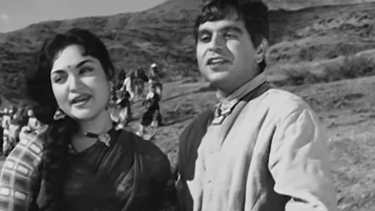 हे गाणं ऐकताच आंदोलकांमध्ये येतो जोश, 69 वर्षांपासून लोकप्रिय, प्रत्येक लढ्यात ऐकायला मिळते हे गाणं ऐकताच आंदोलकांमध्ये येतो जोश, 69 वर्षांपासून लोकप्रिय, प्रत्येक लढ्यात ऐकायला मिळते