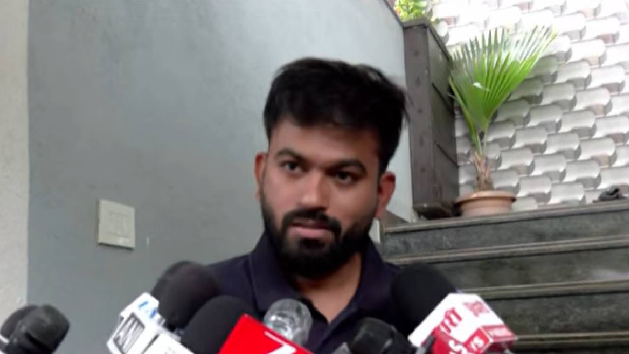 Abhijeet Dipke : तर खाकी पँट काढून हाफ चड्डी घाला अन् भाजपच्या कार्यालयासमोर उभं राहा; अभिजीत दीपकेंनी पोलिसांना सुनावलं Abhijeet Dipke : तर खाकी पँट काढून हाफ चड्डी घाला अन् भाजपच्या कार्यालयासमोर उभं राहा; अभिजीत दीपकेंनी पोलिसांना सुनावलं