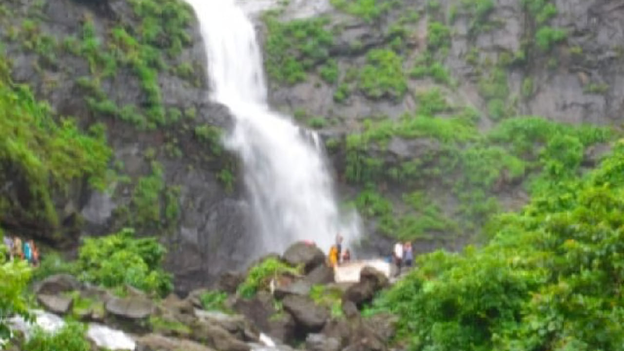 पावसाळ्यात या धबधब्याचे सौंदर्य अधिक खुलून दिसते. त्यामुळे अनेक पर्यटक येथे भेट देत असतात. तसेच देवकुंड धबधबा देखील निसर्गप्रेमींसाठी आकर्षणाचे केंद्र आहे. पावसाळ्यात येथे मोठ्या संख्येने पर्यटक गर्दी करतात.