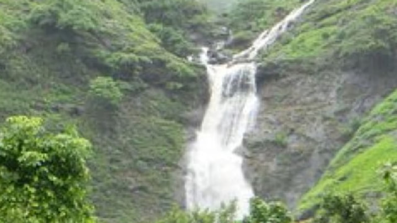 मात्र, या ठिकाणी भेट देताना सुरक्षिततेची काळजी घेणे अत्यंत आवश्यक आहे. पाण्याचा प्रवाह वाढलेला असल्यास धबधब्याजवळ जाणे टाळावे, प्रशासनाच्या सूचनांचे पालन करावे आणि निसर्गाचा आनंद जबाबदारीने घ्यावा.