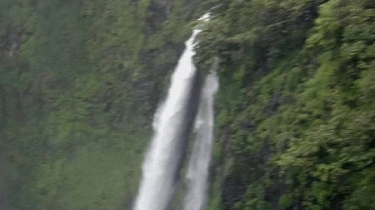 जर यंदा माथेरानला जाणे शक्य नसेल, तर डोंबिवलीजवळील सुंदर धबधबे हा उत्तम पर्याय ठरू शकतात. डोंबिवलीपासून सुमारे 45 किलोमीटर अंतरावर असलेले हे धबधबे पावसाळ्यात मनमोहक रूप धारण करतात. 