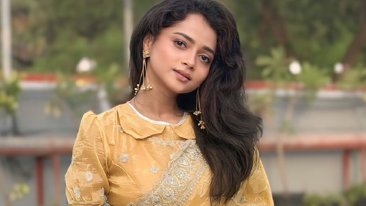 पारंपरिक साडीला आधुनिक फॅशनची जोड देणारा हा ब्लाऊज सध्या महिलांमध्ये विशेष लोकप्रिय होत आहे. शिवालीचा हा लूक पाहून अनेकांनी तिच्या फॅशन सेन्सचे कौतुक केले असून सोशल मीडियावर हा स्टाइलिश लूक चांगलाच व्हायरल झाला आहे.