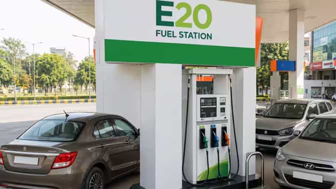 E20 पेट्रोलमुळे कार 32 च्या स्पीडवर लॉक! इंजिन लाईट लागल्याने घरून 250 किमी दूर तरुण संकटात