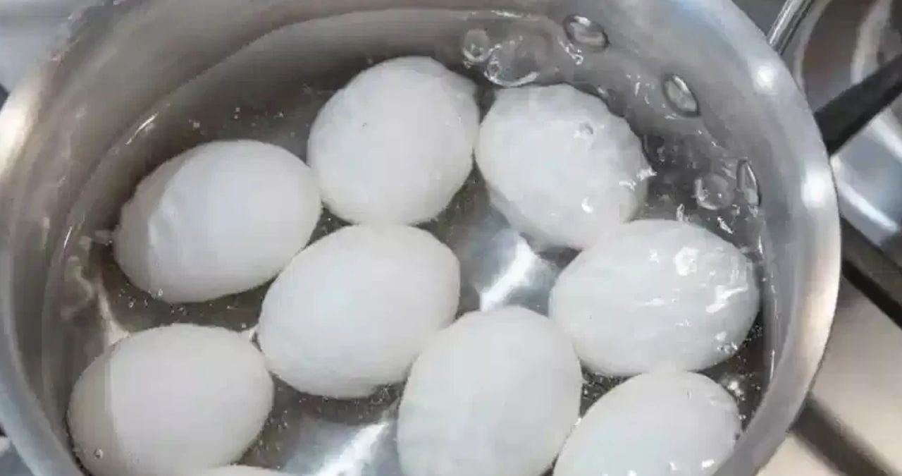 उकळायला ठेवलेली अंडी फुटू नये, यासाठी पाण्यात थोडा लिंबाचा रस मिसळा. त्यामुळे उकळत्या पाण्यातील अंड्यांचे कवच तडकण्यापासून वाचते. तसेच अंडी उकळल्यानंतर काही सेकंदात टरकलं काढू शकतात. 