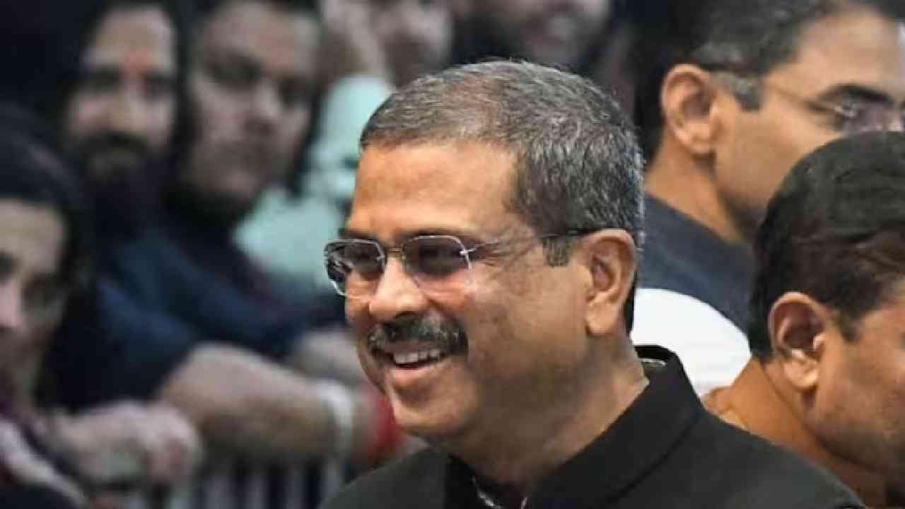 धर्मेंद्र प्रधान आणि त्यांच्या पत्नीच्या नावावर विभिन्न बँक खात्यामध्ये रोख रक्कम जमा आहे. त्या शिवाय म्यूचअल फंड आणि जीवन विमा योजनेत गुंतवणूक आहे. निवडणूक प्रतिज्ञापत्रानुसार, SBI म्यूचुअल फंडसह त्यांची अन्य आर्थिक गुंतवणूक आहे. 