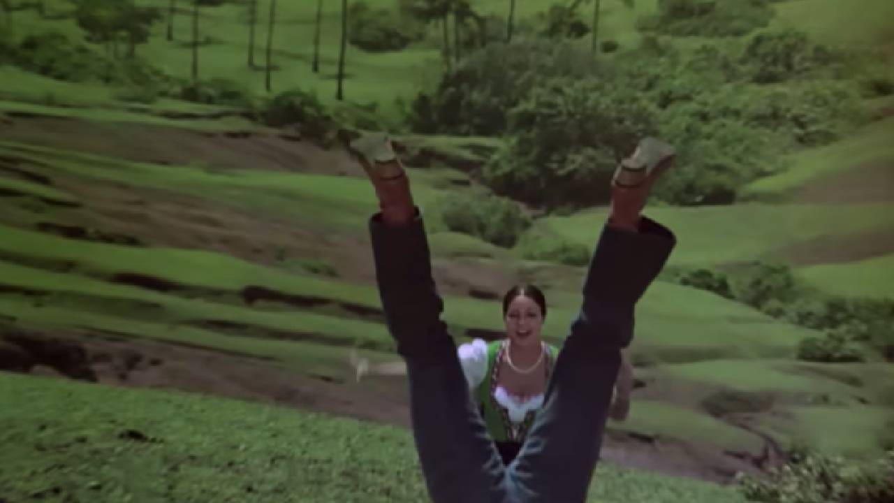 फिल्म ‘एक दूजे के लिए’ने आपल्या भावनिक कहाणीसोबत त्यातील गाण्यांनीही प्रेक्षकांना खूप रडवले. या फिल्ममध्ये एकूण ६ गाणी होती. संगीतकार जोडी लक्ष्मीकांत-प्यारेलाल यांनी संगीत दिले होते. सर्व गाण्यांचे बोल महान गीतकार आनंद बक्शी यांनी लिहिले होते.