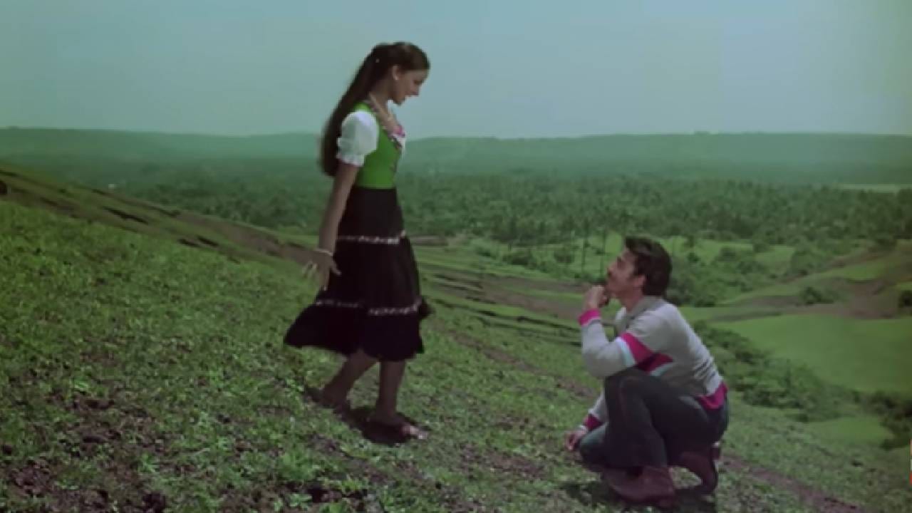 या फिल्ममधील ‘तेरे मेरे बीच में कैसा है ये बंधन अनजाना’, ‘मेरे जीवन साथी प्यार किए जा’, ‘हम तुम दोनों जब मिल जाएंगे’, ‘हम बने तुम बने एक दूजे के लिए’ आणि ‘सोळा बरस की बाली उमर को सलाम’ ही गाणी अतिशय लोकप्रिय झाली. ‘तेरे मेरे बीच में...’ या गाण्यासाठी आनंद बक्शी यांना सर्वोत्कृष्ट गीतकाराचा पुरस्कार मिळाला होता.