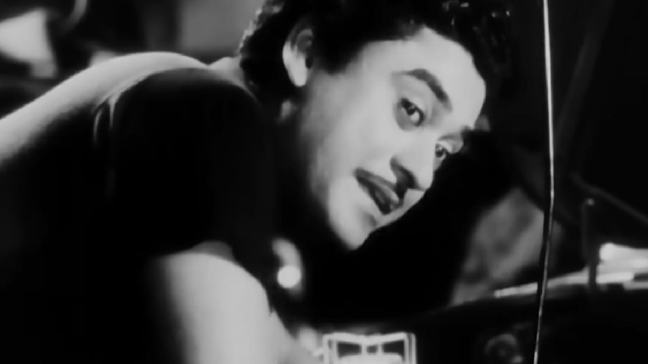 या गाण्याचे बोल आहेत, ‘एक लड़की भीगी भागी सी’. चित्रपटात हे गाणे अभिनेत्री मधुबाला यांच्यावर चित्रित करण्यात आले आहे. कथेनुसार मुसळधार पावसात मधुबालाच्या पात्राची कार बंद पडते. ती कार दुरुस्तीसाठी मेकॅनिकच्या गॅरेजमध्ये आणते.