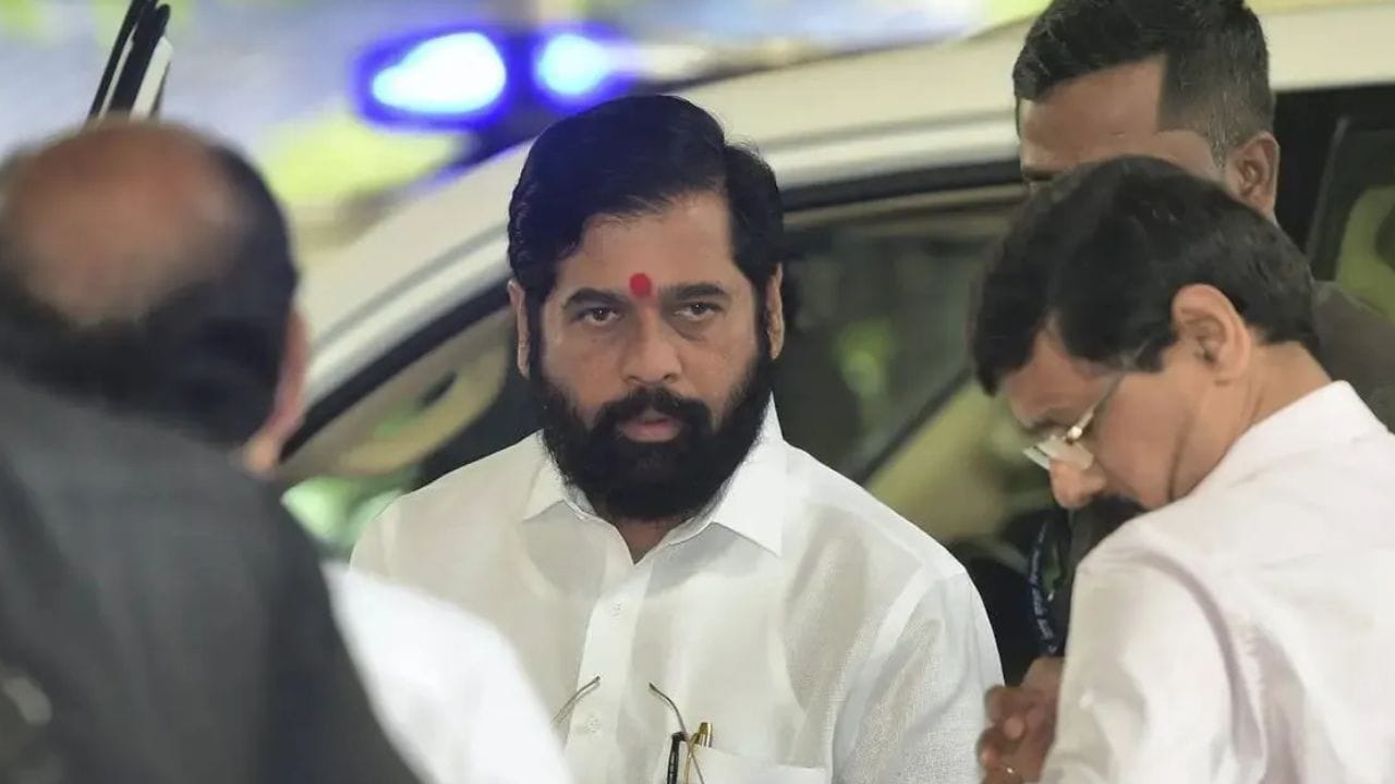 मोठी बातमी! एकनाथ शिंदे रुग्णालयात दाखल, अचानक प्रकृती खालावली, अतिताणामुळे.. मोठी बातमी! एकनाथ शिंदे रुग्णालयात दाखल, अचानक प्रकृती खालावली, अतिताणामुळे..