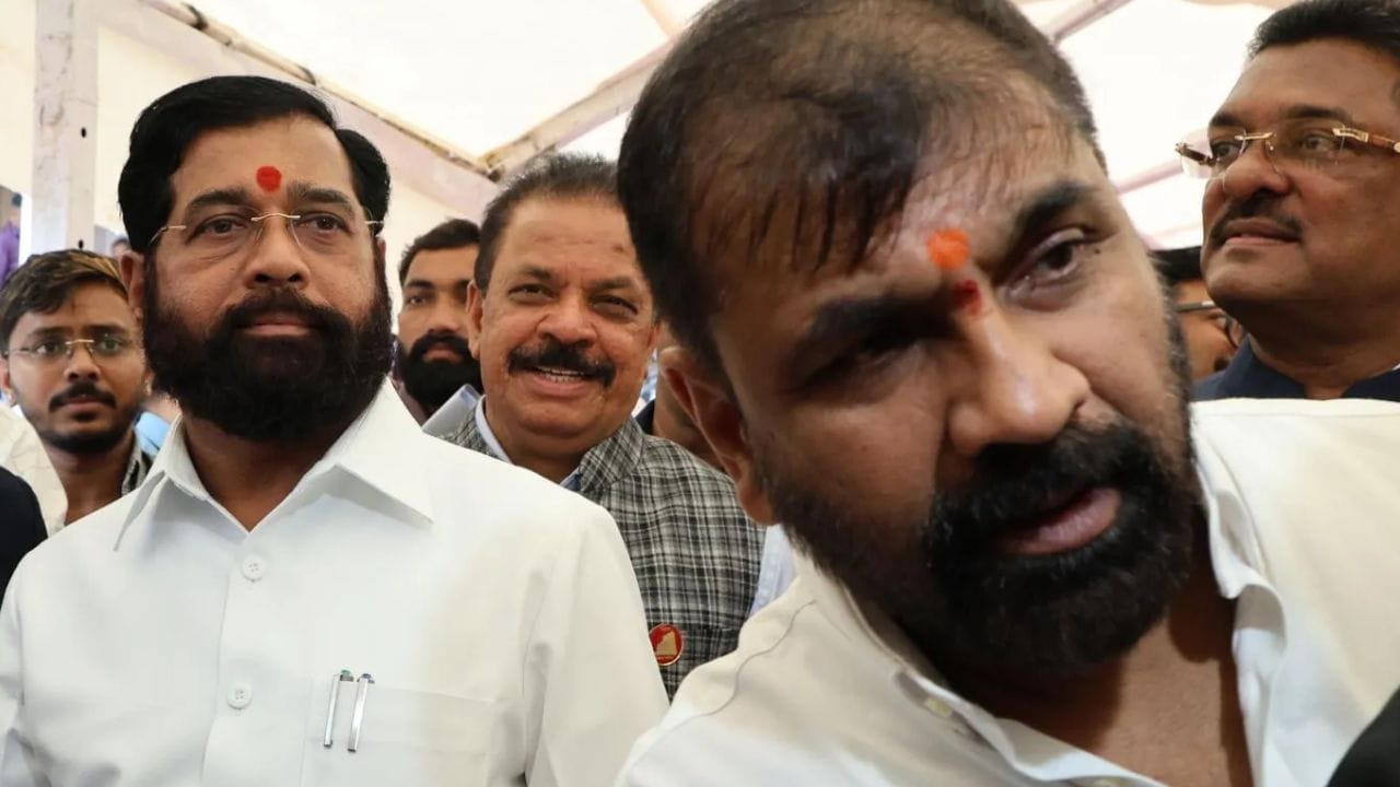 सचिन आहिर यांची स्टेजवरच एकनाथ शिंदे यांच्याकडे मोठी मागणी, वरळीकडे.. सचिन आहिर यांची स्टेजवरच एकनाथ शिंदे यांच्याकडे मोठी मागणी, वरळीकडे..
