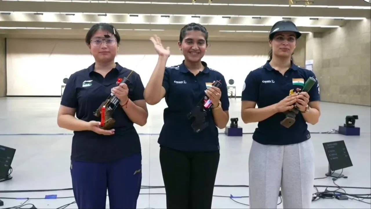 ईशा सिंहने 25 मीटर पिस्टल इव्हेंटमधील अंतिम फेरीत 50 पैकी 40 गुण मिळवून गोल्ड मेडल मिळवलं. चीनची स्पर्धक यूयू झांगने 37 गुणांची कमाई करून रजत पदक नावावर केलं. तर ऑलिम्पिक मेडलिस्ट मनु भाकरने कांस्य पदकावर निशाणा साधला. (Photo: X)