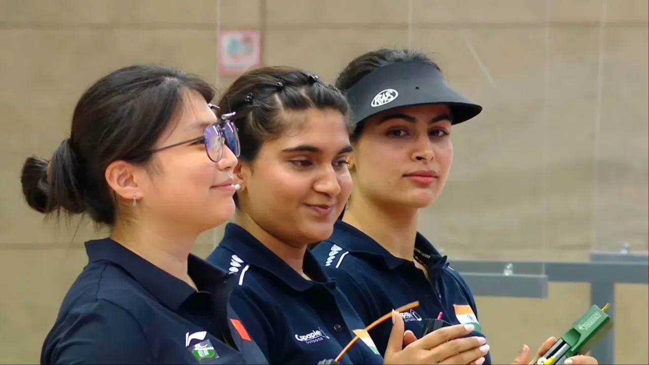 चीनच्या हांगझाऊमध्ये सुरू असलेल्या आयएसएसएफ वर्ल्डकप स्पर्धेच्या पदक तालिकेत भारतीय संघ दुसऱ्या स्थानावर आहे. भारताच्या नावावर 6 गोल्ड मेडल आहेत. या यादीत दुसऱ्या क्रमांकावर पोहोचवण्यात ईशाचं मोलाचं योगदान आहे. भारताच्या 14 मेडलपैकी चार मेडल तिने मिळवले आहेत. यात एक गोल्ड, दोन रजन आणि 1 कांस्य पदकाचा समावेश आहे. (Photo: X)