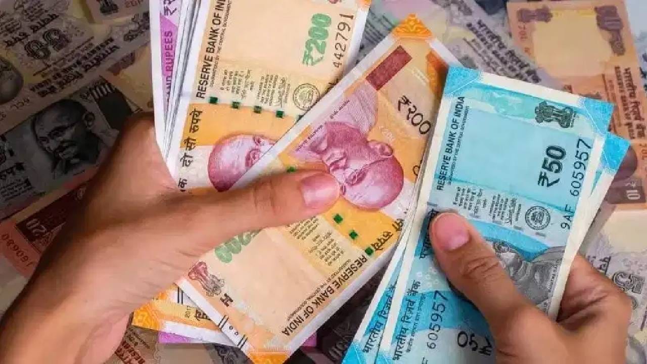 नात्यात प्रेमासोबतच पैशांची समजही महत्त्वाची; पती-पत्नीच्या कमाईत मोठी तफावत असल्यास अशी करा फायनान्शियल प्लॅनिंग नात्यात प्रेमासोबतच पैशांची समजही महत्त्वाची; पती-पत्नीच्या कमाईत मोठी तफावत असल्यास अशी करा फायनान्शियल प्लॅनिंग