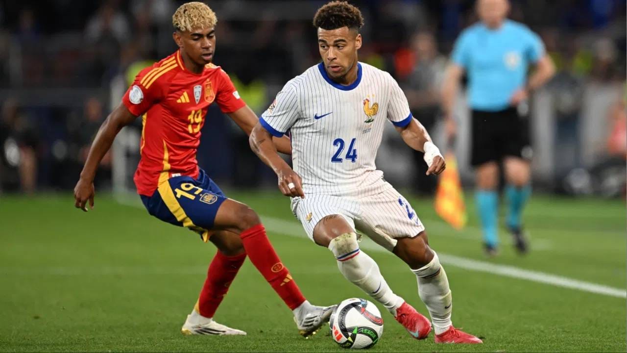 UEFA Nations League 2025 स्पर्धेच्या उपांत्य फेरीत फ्रान्स आणि स्पेन भिडले होते. तेव्हा एका पाठोपाठ एक करत 9 गोल मारले होते. सामन्याचा अर्ध्याहून अधिक वेळ स्पेनच्या बाजूने एकतर्फी होता.  फ्रान्सने पहिला गोल 59व्या मिनिटाला केला. यापूर्वी स्पेनने 4 गोल मारले होते. (Photo: Getty Images)